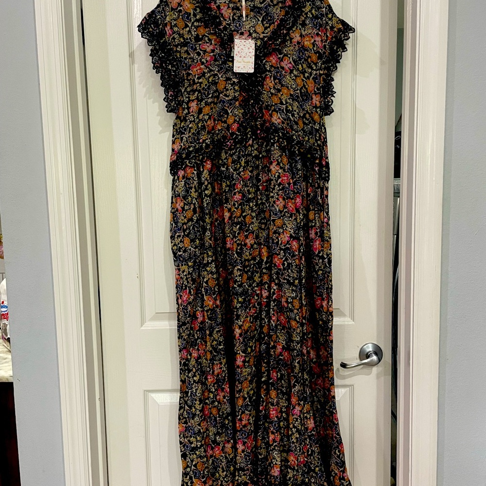 Gorgeous floral dress!